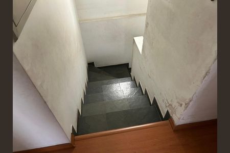 Casa à venda com 180m², 5 quartos e 5 vagas Casa à venda com 180m², 5 quartos e 5 vagasEscada