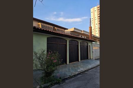 Casa à venda com 180m², 5 quartos e 5 vagas Casa à venda com 180m², 5 quartos e 5 vagasFachada