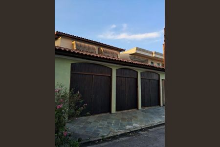 Casa à venda com 180m², 5 quartos e 5 vagas Casa à venda com 180m², 5 quartos e 5 vagasFachada