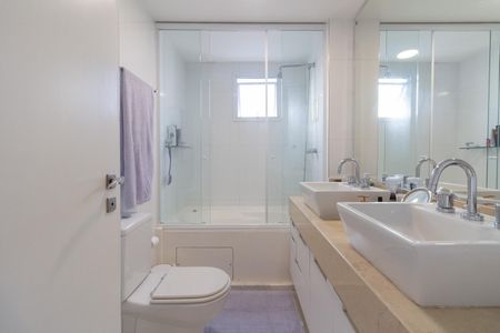 Apartamento à venda com 275m², 3 quartos e 3 vagas Apartamento à venda com 275m², 3 quartos e 3 vagasBanheiro da Suíte 2