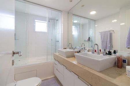Apartamento à venda com 275m², 3 quartos e 3 vagas Apartamento à venda com 275m², 3 quartos e 3 vagasBanheiro da Suíte 2