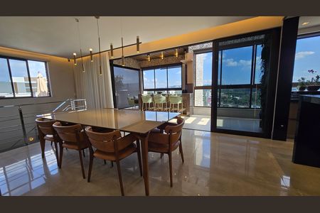 Apartamento à venda com 284m², 4 quartos e 5 vagas Apartamento à venda com 284m², 4 quartos e 5 vagasSala de jantar