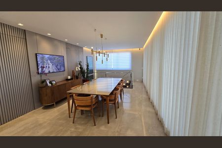 Apartamento à venda com 284m², 4 quartos e 5 vagas Apartamento à venda com 284m², 4 quartos e 5 vagasSala de jantar