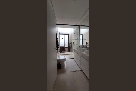 Casa de condomínio à venda com 407m², 4 quartos e 6 vagas Casa de condomínio à venda com 407m², 4 quartos e 6 vagasBanheiro da Suíte 2 / Principal