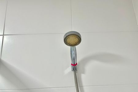 Banheiro de kitnet/studio para alugar com 1 quarto, 26m² em Mirandópolis, São Paulo