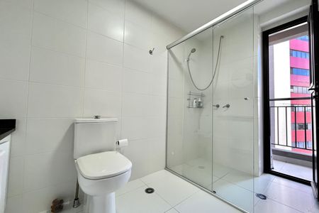 Banheiro de kitnet/studio para alugar com 1 quarto, 26m² em Mirandópolis, São Paulo