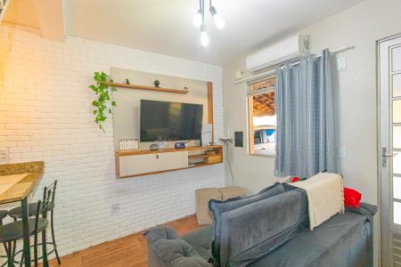 Sala de casa de condomínio à venda com 2 quartos, 45m² em Rio Branco, Canoas