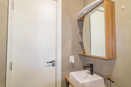 Casa de condomínio à venda com 45m², 2 quartos e 1 vaga Casa de condomínio à venda com 45m², 2 quartos e 1 vagaBanheiro