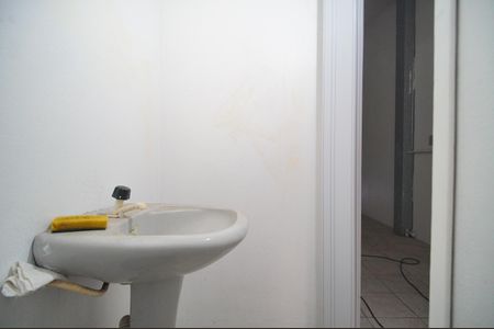 Banheiro de kitnet/studio para alugar com 1 quarto, 26m² em Walderez, Sapucaia do Sul