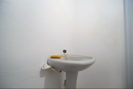 Banheiro de kitnet/studio para alugar com 1 quarto, 26m² em Walderez, Sapucaia do Sul