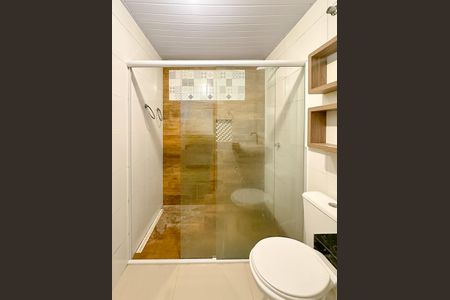 Banheiro de kitnet/studio para alugar com 1 quarto, 35m² em São João do Rio Vermelho, Florianópolis