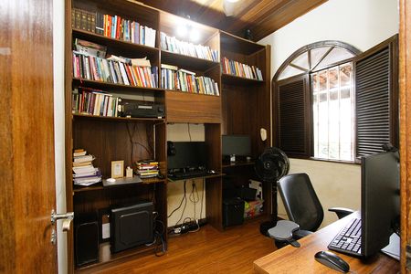 Casa à venda com 370m², 4 quartos e 3 vagasEscritório 