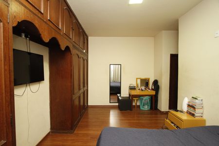 Casa à venda com 370m², 4 quartos e 3 vagasSuíte