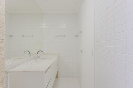 Apartamento à venda com 83m², 2 quartos e 3 vagas Apartamento à venda com 83m², 2 quartos e 3 vagasBanheiro da Suíte 1