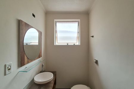 Casa para alugar com 74m², 2 quartos e 2 vagasBanheiro Social