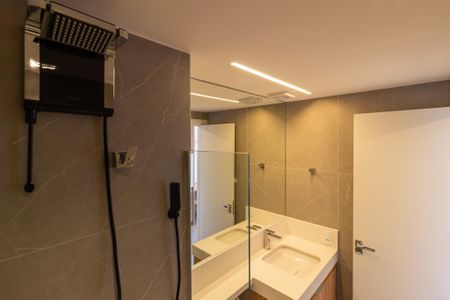 Banheiro de kitnet/studio para alugar com 1 quarto, 24m² em Pinheiros, São Paulo