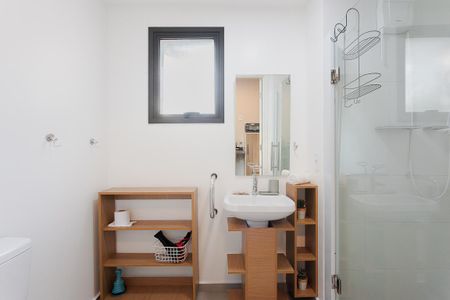 Banheiro de kitnet/studio para alugar com 1 quarto, 24m² em Pinheiros, São Paulo