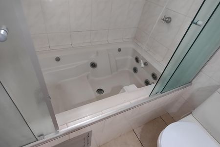 Casa para alugar com 350m², 4 quartos e 6 vagas Casa para alugar com 350m², 4 quartos e 6 vagasBanheiro da Suíte 1