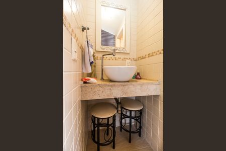 Casa à venda com 420m², 4 quartos e 4 vagas Casa à venda com 420m², 4 quartos e 4 vagasBanheiro