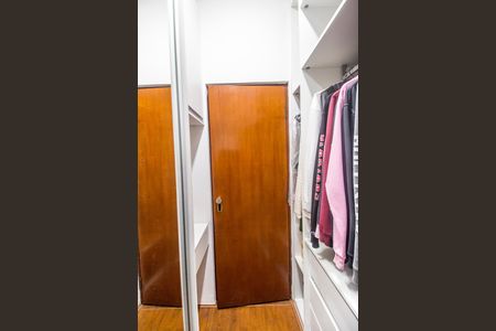 Casa à venda com 420m², 4 quartos e 4 vagas Casa à venda com 420m², 4 quartos e 4 vagasCloset da suíte