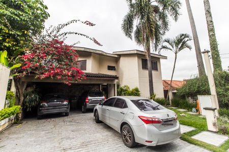 Casa à venda com 420m², 4 quartos e 4 vagas Casa à venda com 420m², 4 quartos e 4 vagasGaragem