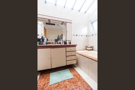 Casa à venda com 420m², 4 quartos e 4 vagas Casa à venda com 420m², 4 quartos e 4 vagasBanheiro da Suíte