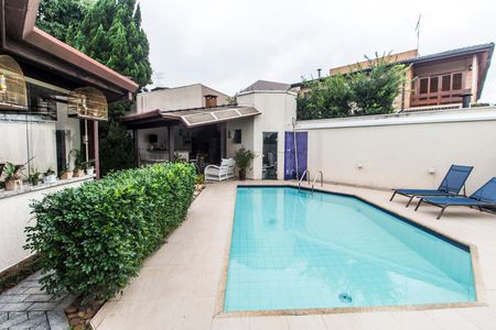 Casa à venda com 420m², 4 quartos e 4 vagas Casa à venda com 420m², 4 quartos e 4 vagasPiscina