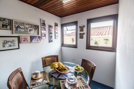 Casa à venda com 420m², 4 quartos e 4 vagas Casa à venda com 420m², 4 quartos e 4 vagasCopa