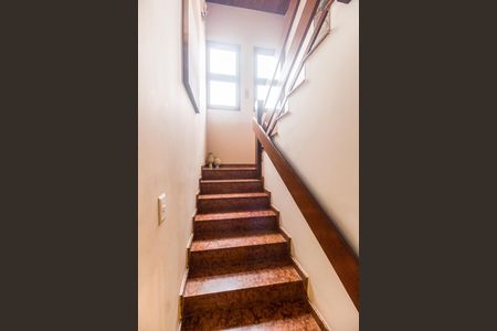 Casa à venda com 420m², 4 quartos e 4 vagas Casa à venda com 420m², 4 quartos e 4 vagasEscada