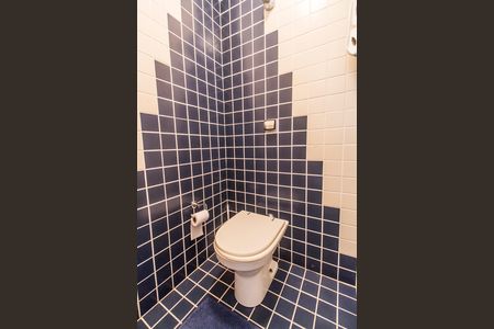 Casa à venda com 420m², 4 quartos e 4 vagas Casa à venda com 420m², 4 quartos e 4 vagasBanheiro