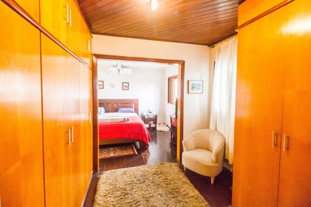 Casa à venda com 420m², 4 quartos e 4 vagas Casa à venda com 420m², 4 quartos e 4 vagasCloset da suíte