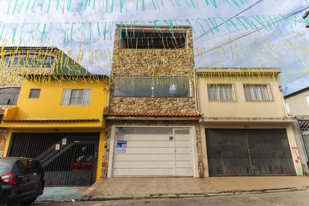 Casa para alugar com 125m², 3 quartos e 2 vagas Casa para alugar com 125m², 3 quartos e 2 vagasFachada