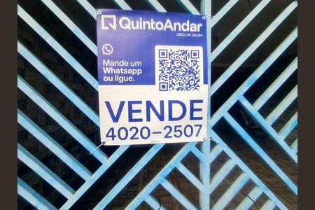 Casa à venda com 150m², 4 quartos e 2 vagasFachada do imóvel com placa QuintoAndar