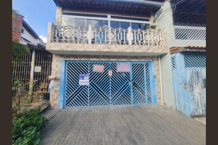 Casa à venda com 150m², 4 quartos e 2 vagasFachada do imóvel com placa QuintoAndar