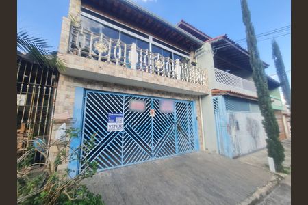 Casa à venda com 150m², 4 quartos e 2 vagasFachada do imóvel com placa QuintoAndar