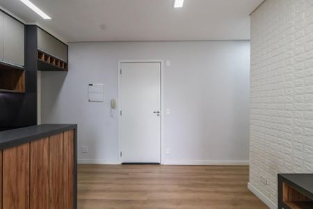 Sala de apartamento para alugar com 2 quartos, 42m² em Jardim Tupanci, Barueri