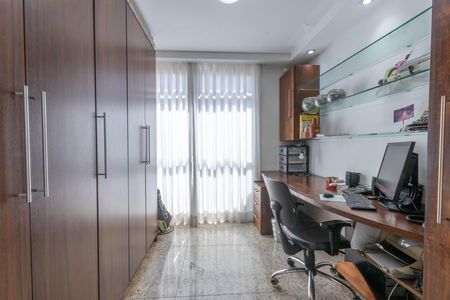 Apartamento à venda com 290m², 4 quartos e 4 vagas Apartamento à venda com 290m², 4 quartos e 4 vagasEscritório