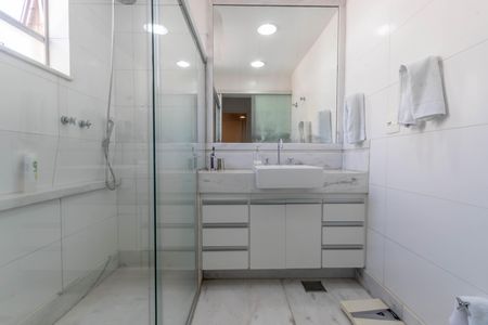 Apartamento à venda com 290m², 4 quartos e 4 vagas Apartamento à venda com 290m², 4 quartos e 4 vagasBanheiro
