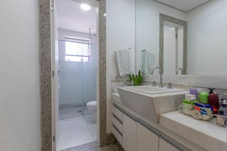 Apartamento à venda com 290m², 4 quartos e 4 vagas Apartamento à venda com 290m², 4 quartos e 4 vagasBanheiro