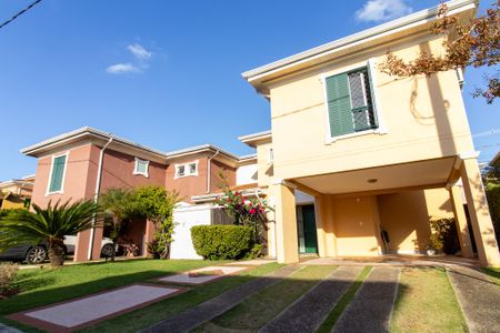 Casa de condomínio para alugar com 245m², 4 quartos e 4 vagas Casa de condomínio para alugar com 245m², 4 quartos e 4 vagasFachada