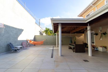 Casa de condomínio para alugar com 245m², 4 quartos e 4 vagas Casa de condomínio para alugar com 245m², 4 quartos e 4 vagasÁrea externa