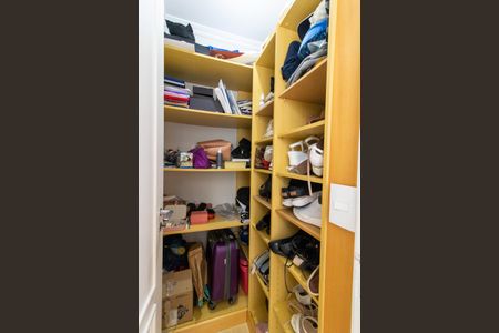 Casa de condomínio para alugar com 245m², 4 quartos e 4 vagas Casa de condomínio para alugar com 245m², 4 quartos e 4 vagasCloset da suíte