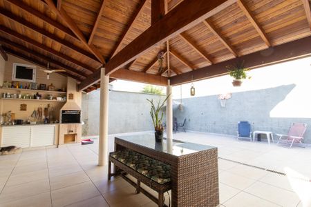 Casa de condomínio para alugar com 245m², 4 quartos e 4 vagas Casa de condomínio para alugar com 245m², 4 quartos e 4 vagasÁrea externa