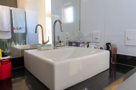Casa de condomínio para alugar com 245m², 4 quartos e 4 vagas Casa de condomínio para alugar com 245m², 4 quartos e 4 vagasBanheiro da Suíte