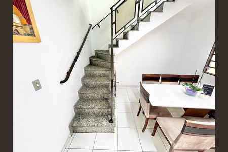 Casa para alugar com 159m², 3 quartos e 2 vagas Casa para alugar com 159m², 3 quartos e 2 vagasEscada