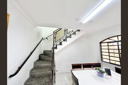 Casa para alugar com 159m², 3 quartos e 2 vagas Casa para alugar com 159m², 3 quartos e 2 vagasEscada