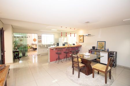 Casa para alugar com 300m², 3 quartos e 6 vagas Casa para alugar com 300m², 3 quartos e 6 vagasSala de Jantar