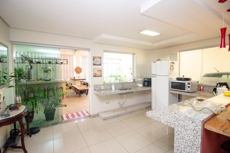 Casa para alugar com 300m², 3 quartos e 6 vagas Casa para alugar com 300m², 3 quartos e 6 vagasCozinha e Área de Serviço