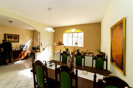 Casa à venda com 366m², 5 quartos e 3 vagas Casa à venda com 366m², 5 quartos e 3 vagasCopa