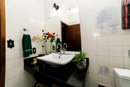 Casa à venda com 366m², 5 quartos e 3 vagas Casa à venda com 366m², 5 quartos e 3 vagasBanheiro Social